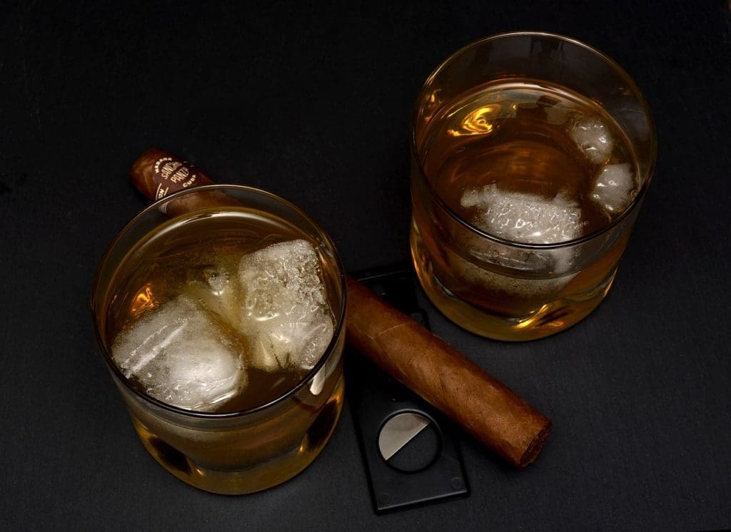 pairing whiskey with cigar