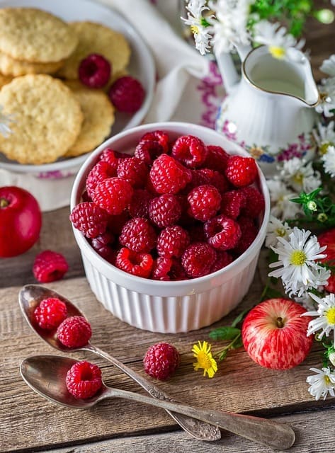 Bowl of raspberries 